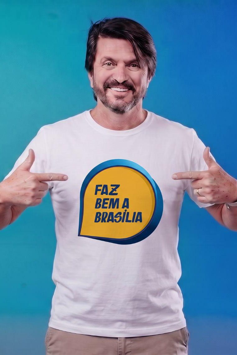 Claudio Abrantes apontando para o balão da campanha